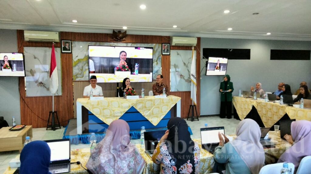 Kepala LLDIKTI Wilayah VII Jatim, Prof. Dr. Dyah Sawitri, SE., MM., didampingi Rektor UIBU Malang, Dr. Nurcholis Sunuyeko, M.Si., membuka langsung kegiatan tersebut.