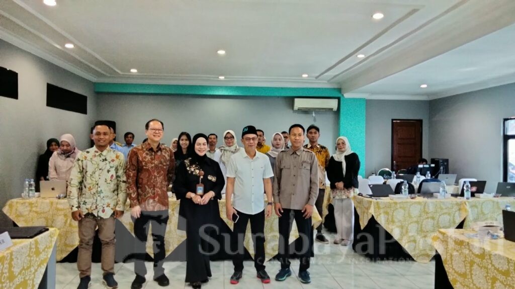 Kepala LLDIKTI Wilayah VII Jatim, Prof. Dr. Dyah Sawitri, SE., MM., didampingi Rektor UIBU Malang, Dr. Nurcholis Sunuyeko, M.Si pose bersama peserta Bimtek.