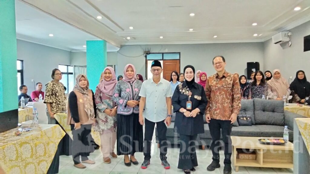 Kepala LLDIKTI Wilayah VII Jatim, Prof. Dr. Dyah Sawitri, SE., MM., didampingi Rektor UIBU Malang, Dr. Nurcholis Sunuyeko, M.Si pose bersama peserta Bimtek.