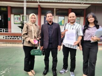 Kuasa Hukum PT Yunawati Kali Duren, Nuryanto, S.H., M.H bersama tim saat ditemui wartawan di PN Kelas 1A Malang, Selasa (6/10/2026).