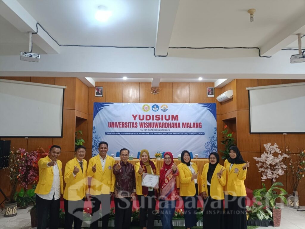 Dwi Purwaningtyas (tengah) menjadi salah satu lulusan terbaik Prodi Magister Ilmu Hukum Unidha Malang yang akan diwisuda pada 10 Oktober 2026 mendatang.