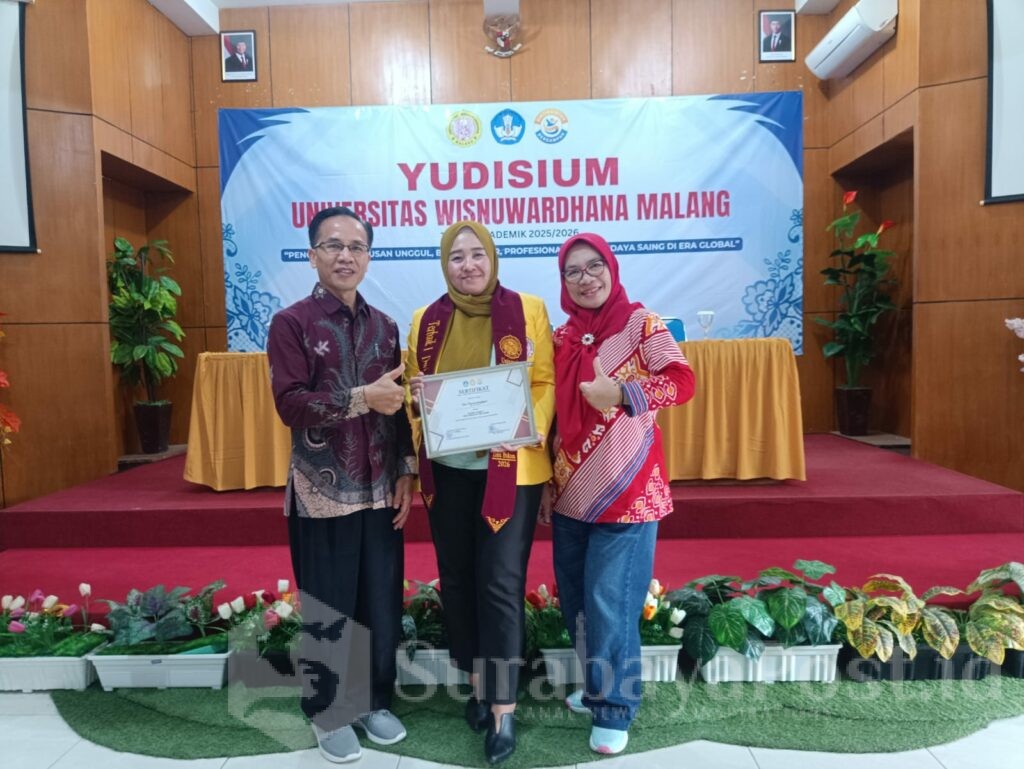 Dwi Purwaningtyas (tengah) pose usai yudisium. (ist).