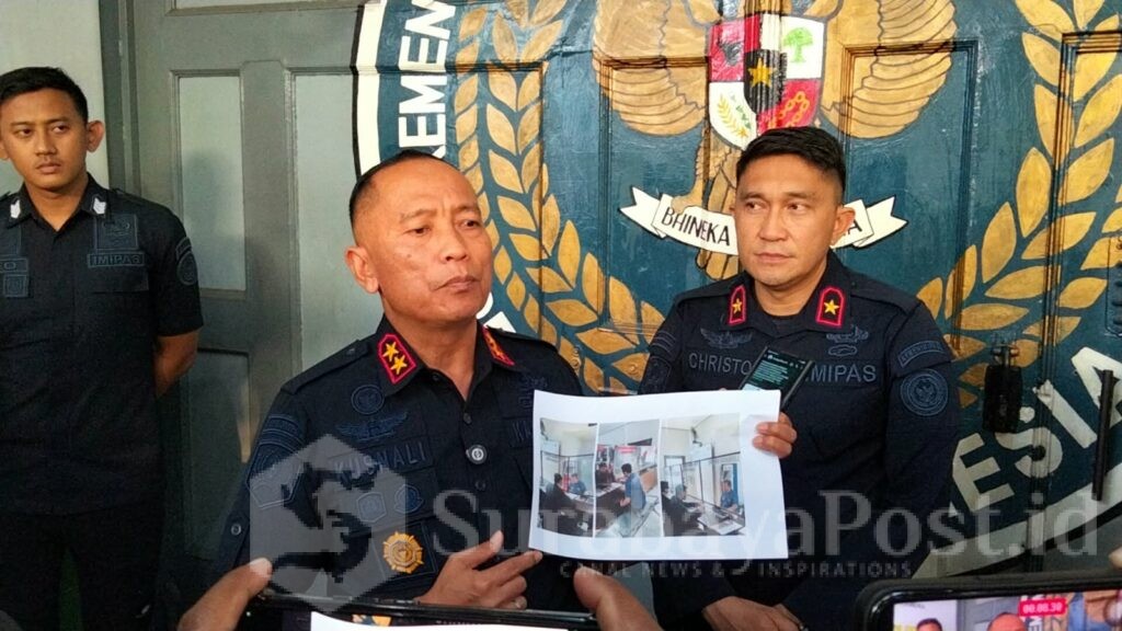 Kakawanwil Ditjenpas Jawa Timur, Kusnali, A.Md.IP., S.Sos., M.H didampingi Kalapas Christo Victor Nixon Toar menunjukkan foto MSA.