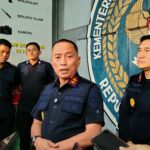 Kepala Kanwil Ditjenpas Jawa Timur, Kusnali, A.Md.IP., S.Sos., M.H didampingi Kalapas Christo Victor Nixon Toar memberikan keterangan kepada wartawan, Kamis (8/10/2026).