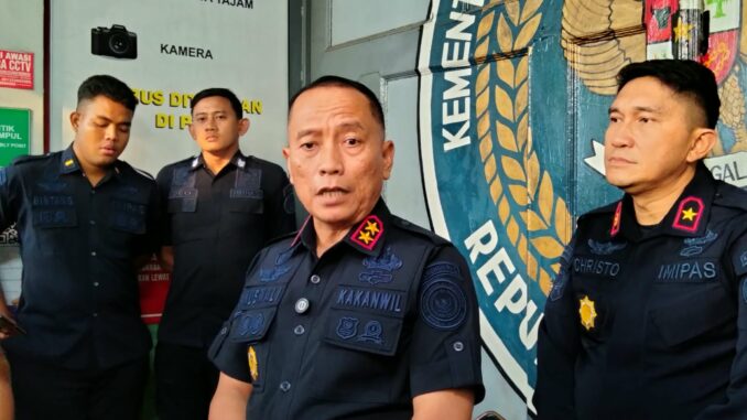 Kepala Kanwil Ditjenpas Jawa Timur, Kusnali, A.Md.IP., S.Sos., M.H didampingi Kalapas Christo Victor Nixon Toar memberikan keterangan kepada wartawan, Kamis (8/10/2026).