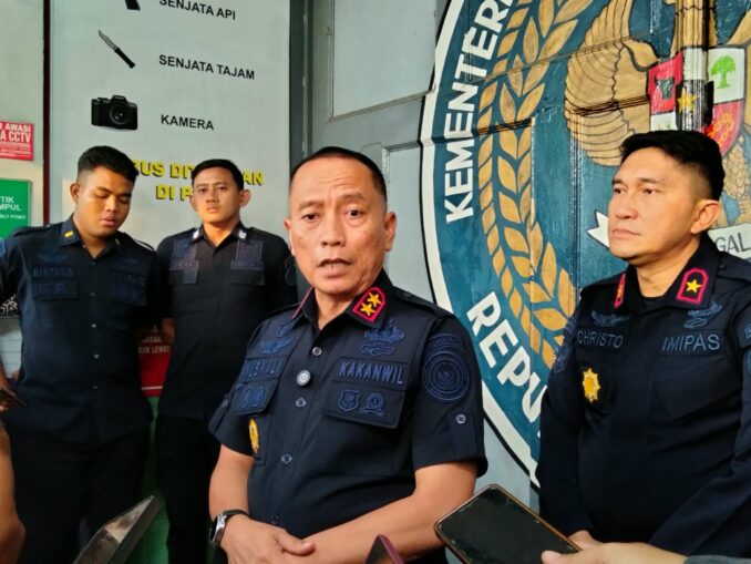 Kepala Kanwil Ditjenpas Jawa Timur, Kusnali, A.Md.IP., S.Sos., M.H didampingi Kalapas Christo Victor Nixon Toar memberikan keterangan kepada wartawan, Kamis (8/10/2026).
