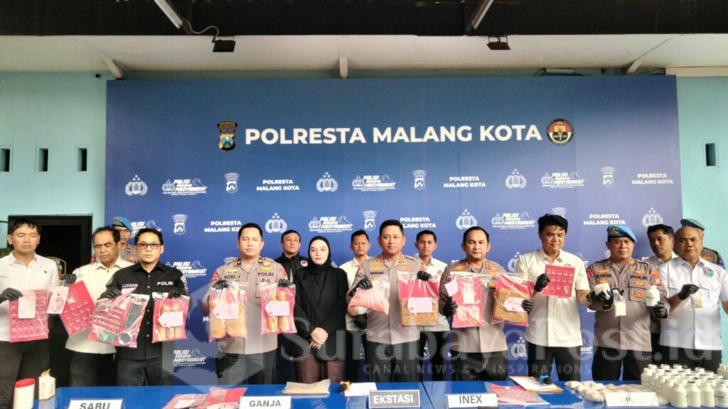 Kapolresta Malang Kota, Kombes Pol Danang Setiyo bersama jajaran menunjukkan barang bukti yang berhasil diamankan.