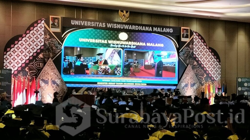 Rektor Universitas Wisnuwardhana Malang Prof. Dr. H. Suko Wiyono, S.H., M.H., bersama jajaran dan para wisudawan dalam prosesi wisuda program sarjana dan pascasarjana.