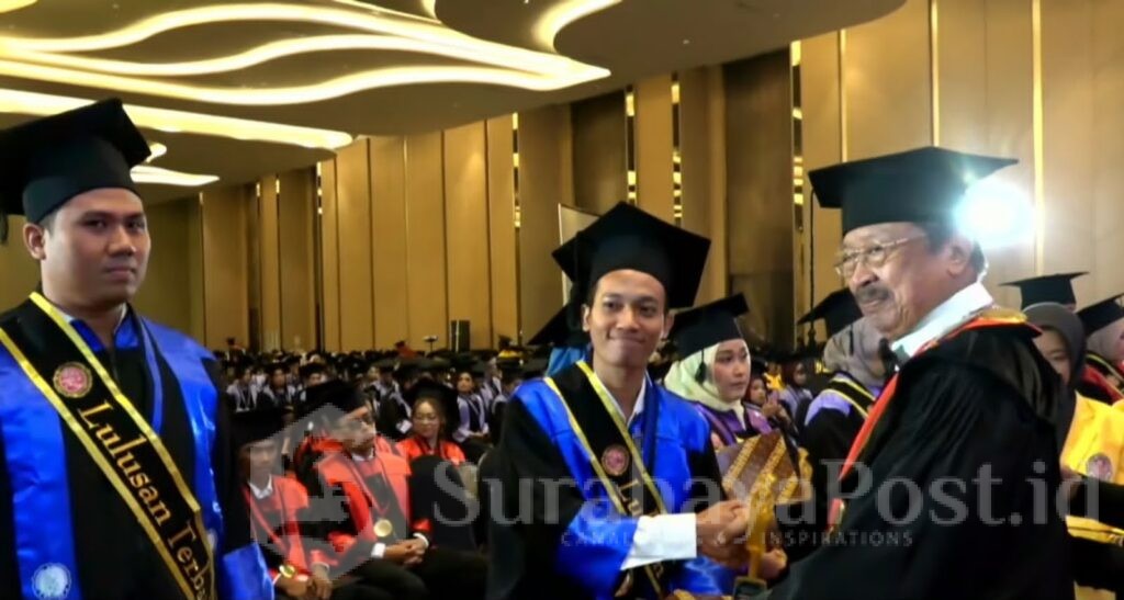 Rektor Unidha Malang, Prof. Dr. H. Suko Wiyono, S.H., M.H., menyematkan toga ke salah satu wisudawan.