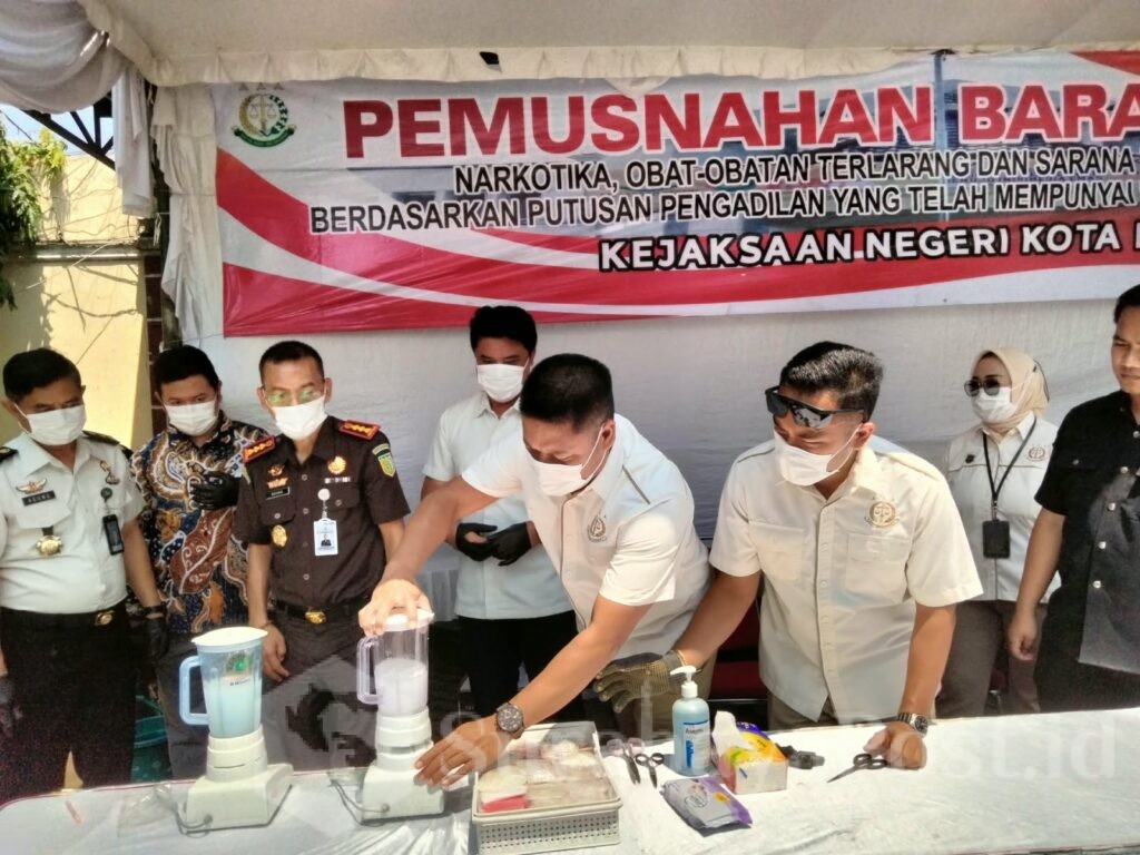 Pemusnahan barang bukti inex dan sabu dengan cara diblender.