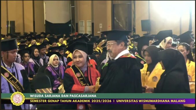 Dwi Purwaningtyas menerima penghargaan pada wisuda Universitas Wisnuwardhana Malang, 10 Oktober 2026. (ist).