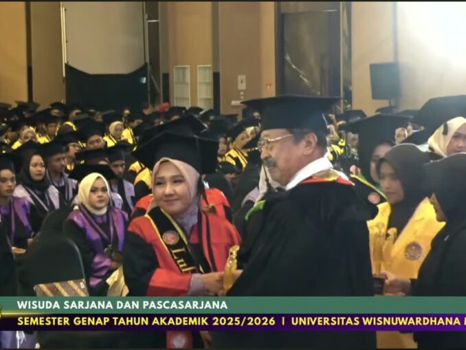 Dwi Purwaningtyas menerima penghargaan pada wisuda Universitas Wisnuwardhana Malang, 10 Oktober 2026. (ist).
