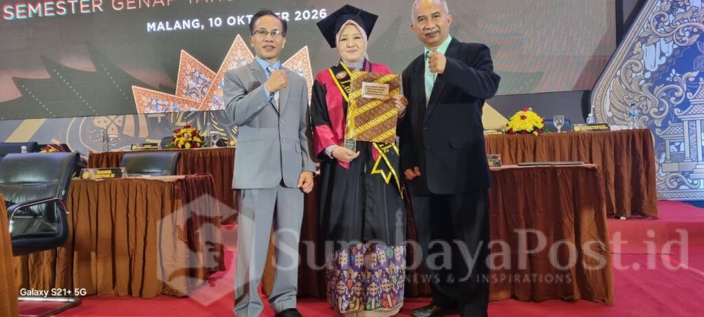 Dwi Purwaningtyas membawa penghargaan dalam momen kebersamaan di panggung wisuda Unidha Malang. (ist).