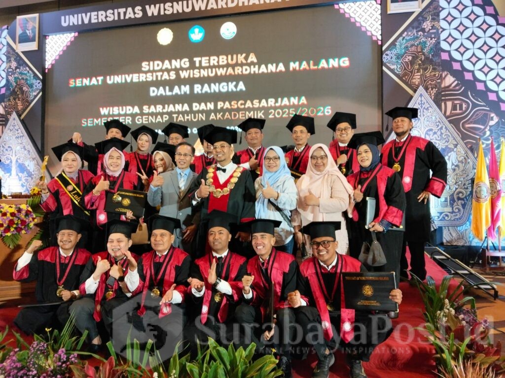 Kebersamaan para wisudawan dan keluarga besar kampus dalam wisuda sarjana dan pascasarjana Universitas Wisnuwardhana Malang. (ist).