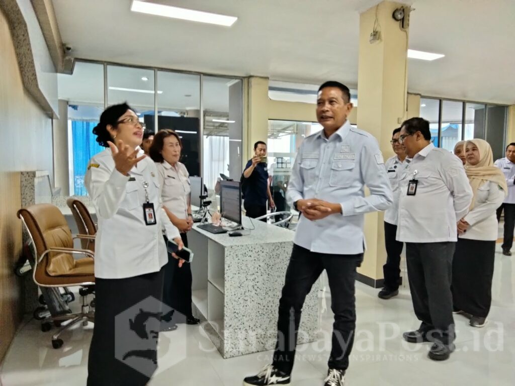 Wali Kota Malang, Wahyu Hidayat saat meninjau Perpustakaan Ijen