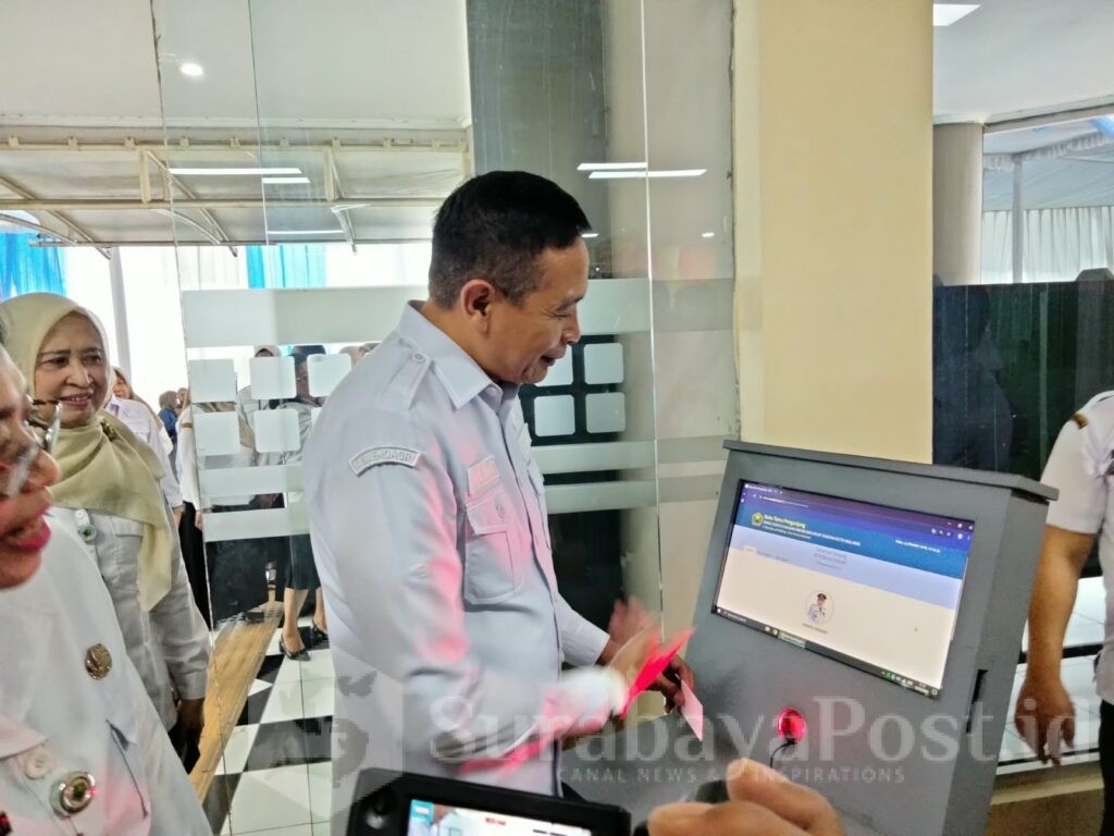 Wali Kota Wahyu Hidayat mencoba penggunaan kartu perpustakaan.