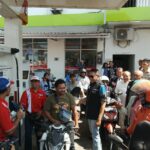 Antrean kendaraan yang mengular hingga ke jalan raya di sejumlah SPBU di Kota Malang dalam beberapa hari terakhir membuat geger masyarakat.