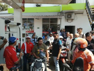 Antrean kendaraan yang mengular hingga ke jalan raya di sejumlah SPBU di Kota Malang dalam beberapa hari terakhir membuat geger masyarakat.