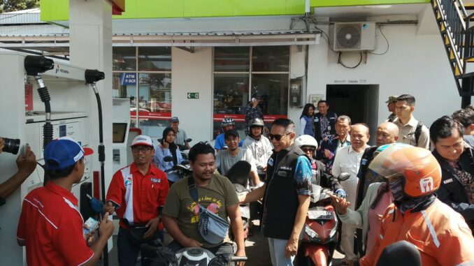 Antrean kendaraan yang mengular hingga ke jalan raya di sejumlah SPBU di Kota Malang dalam beberapa hari terakhir membuat geger masyarakat.