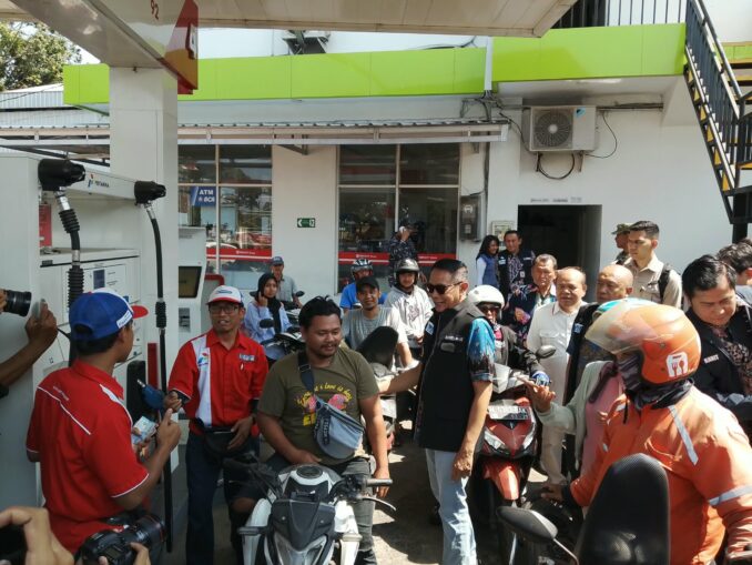 Antrean kendaraan yang mengular hingga ke jalan raya di sejumlah SPBU di Kota Malang dalam beberapa hari terakhir membuat geger masyarakat.