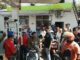 Antrean kendaraan yang mengular hingga ke jalan raya di sejumlah SPBU di Kota Malang dalam beberapa hari terakhir membuat geger masyarakat.
