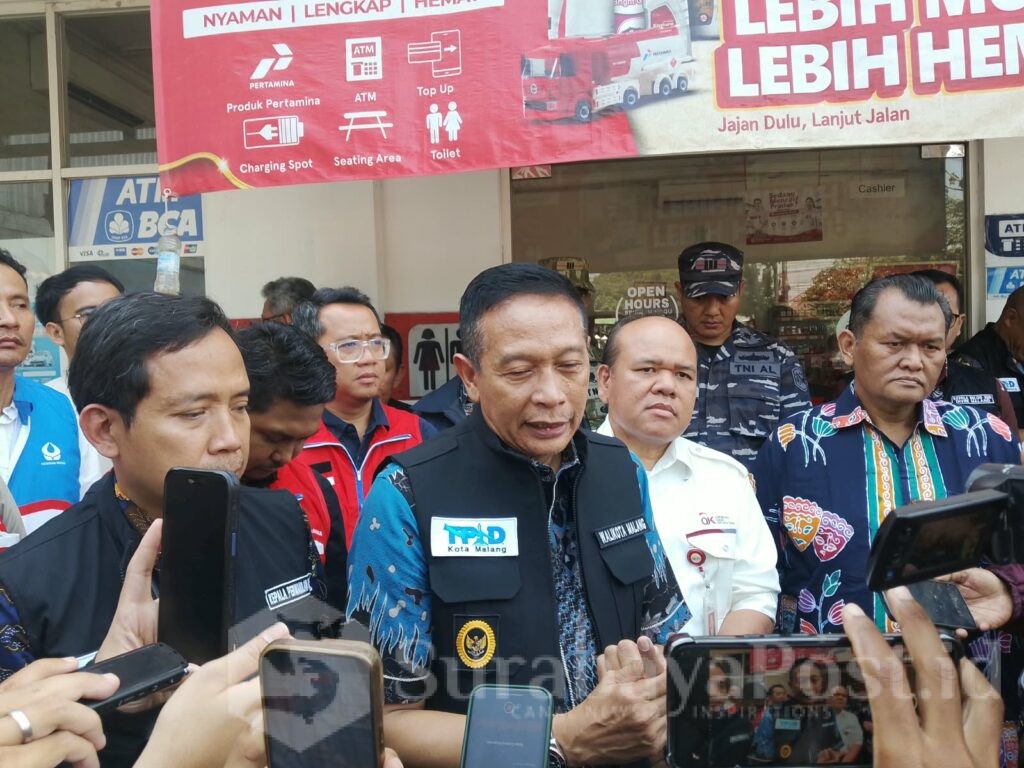 Wali Kota Wahyu Hidayat memberikan keterangan kepada wartawan disela Sidak di SPBU Mergan.