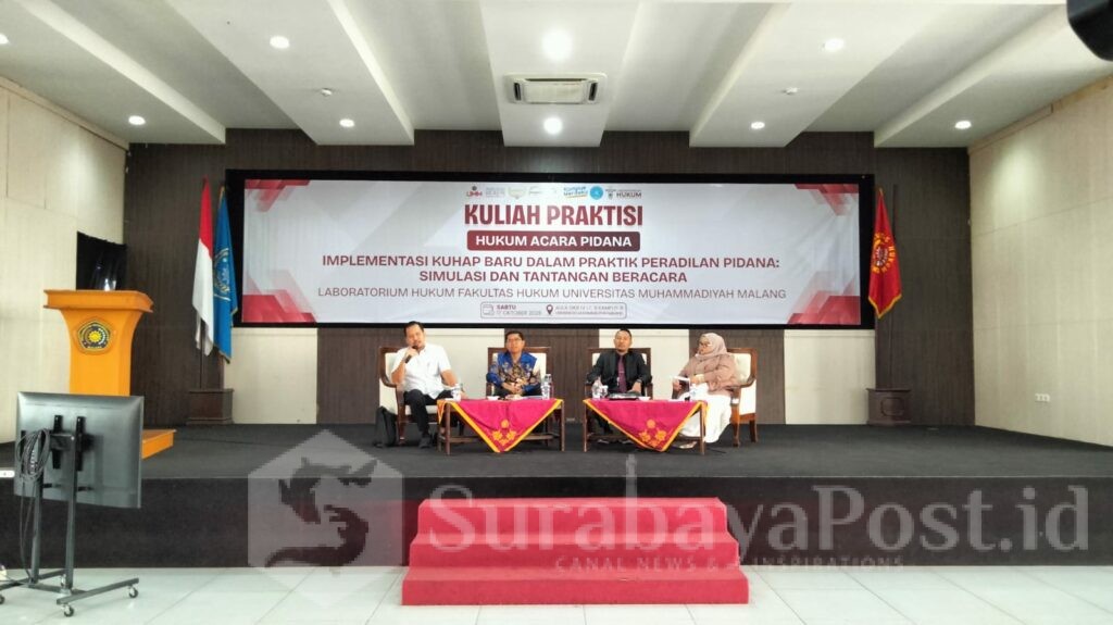Para pemateri sedang memberikan paparan dihadapan ratusan mahasiswa