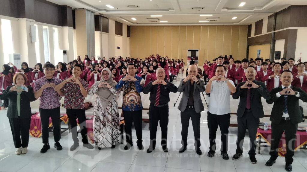 Dekan Fakultas Hukum UMM, Prof Dr Tongat & pemateri pose bersama peserta kuliah praktisi.