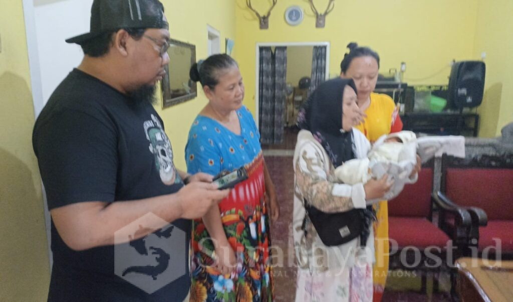 Reaksi Cepat Polresta Malang Kota Evakuasi Bayi Perempuan Dalam Kardus di Sukun. (Sumber Humas Polresta).