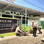 Begini Aksi Polresta Malang Kota Sambut HUT Humas Polri, Bersih-Bersih Masjid Bareng Wartawan.