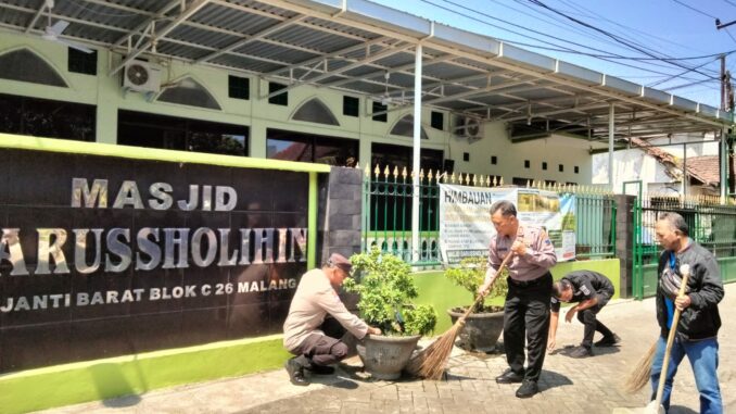 Begini Aksi Polresta Malang Kota Sambut HUT Humas Polri, Bersih-Bersih Masjid Bareng Wartawan.