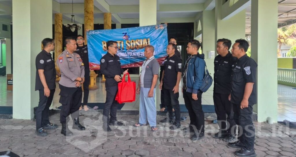 Ipda Lukman bersama rombongan juga menyalurkan bantuan perlengkapan ibadah untuk jamaah Masjid Darussholihin.
