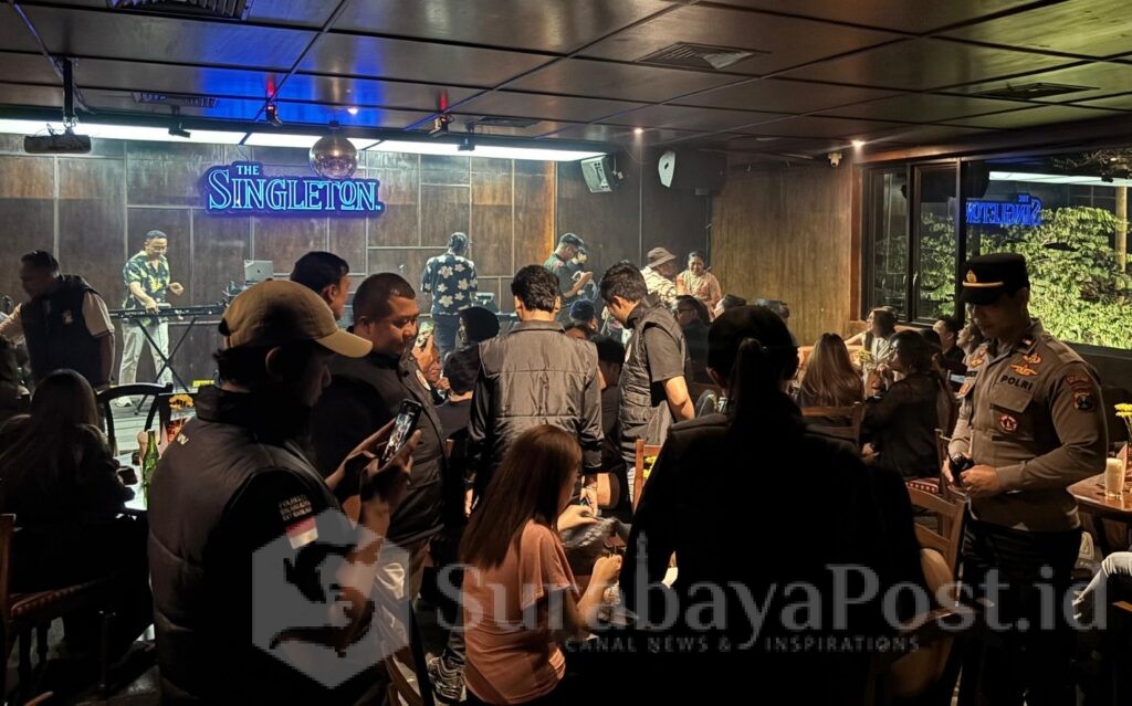 Personel gabungan yang dibagi menjadi dua tim bergerak mulai sekitar pukul 23.00 WIB secara serentak menyasar dua Tempat Hiburan Malam di Kota Malang.