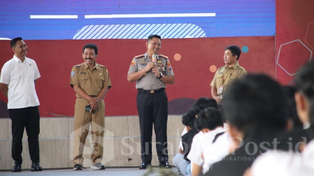 Kapolresta Malang Kota, Kombes Pol Danang Setiyo memberikan arahan kepada ratusan siswa SMKN 4.