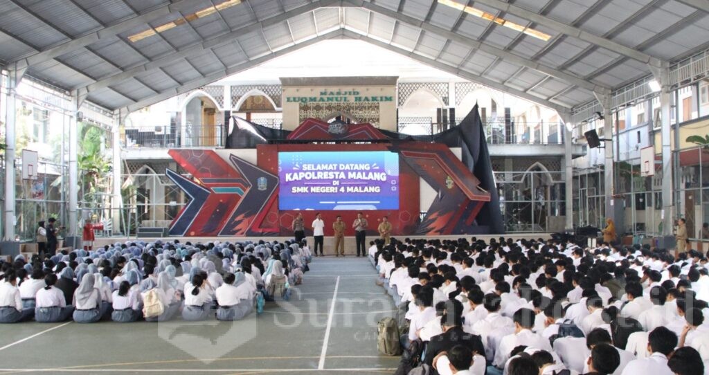 Kapolresta Malang Kota, Kombes Pol Danang Setiyo memberikan arahan kepada ratusan siswa SMKN 4 Kota Malang.