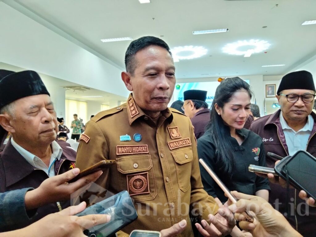 Wali Kota Wahyu Hidayat memberikan keterangan kepada wartawan