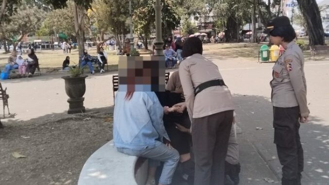 Detik-Detik Polresta Malang Kota Gagalkan Percobaan Bunuh Diri Remaja di Alun-Alun Merdeka. (ist).