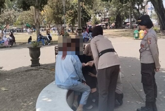 Detik-Detik Polresta Malang Kota Gagalkan Percobaan Bunuh Diri Remaja di Alun-Alun Merdeka. (ist).