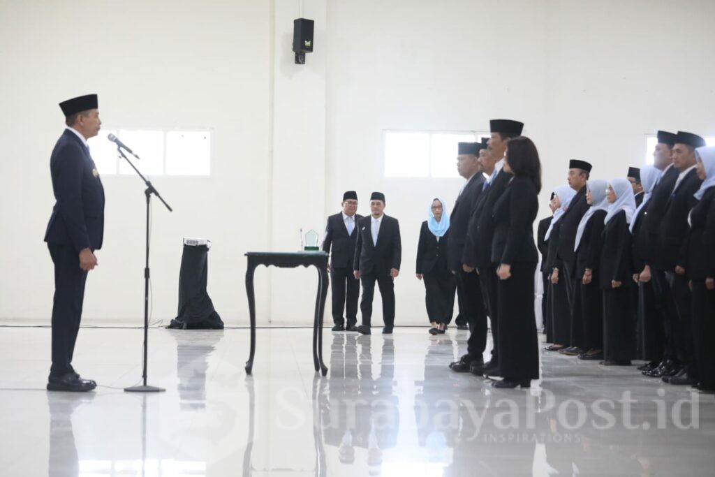 Wali Kota Wahyu Hidayat saat melantik ratusan ASN. (Sumber Prokopim).