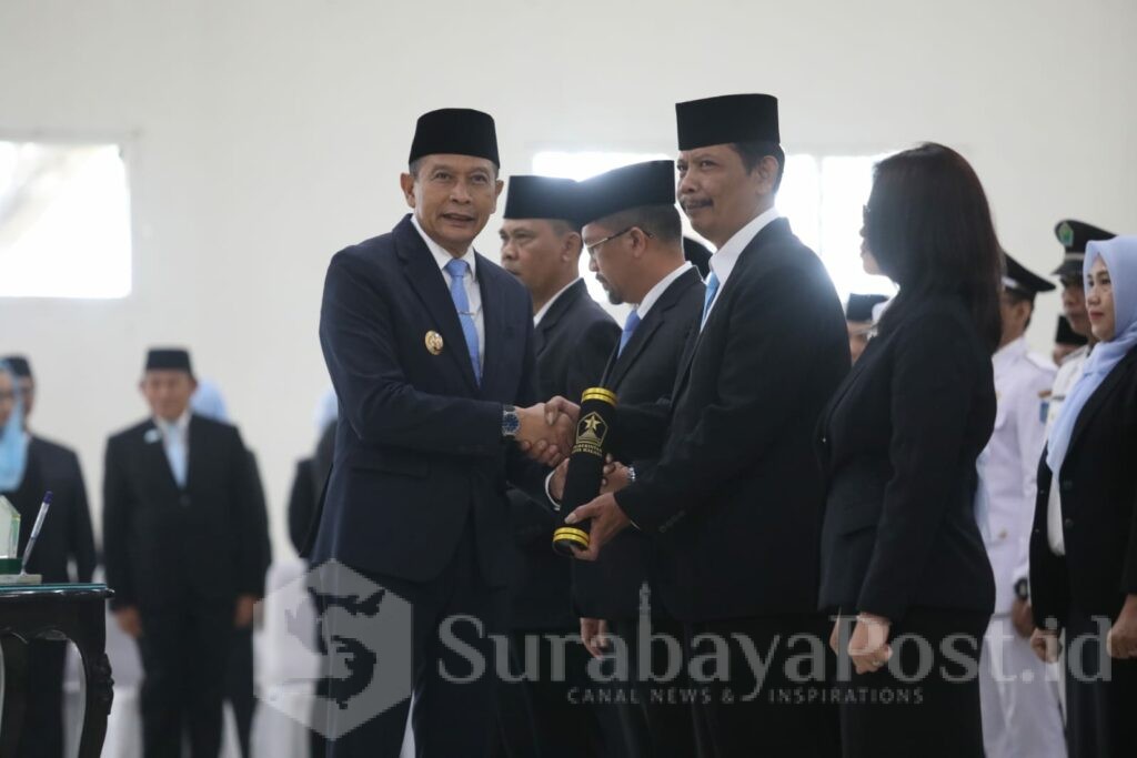 Wali Kota Wahyu Hidayat memberikan ucapan selamat. ? Sumber Prokopim).