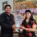 PENULIS: Rinda Puspasari, S.Pi., M.P., menyerahkan buku hasil karya keempatnya kepada salah satu awak media disela peluncuran.
