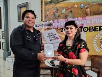 PENULIS: Rinda Puspasari, S.Pi., M.P., menyerahkan buku hasil karya keempatnya kepada salah satu awak media disela peluncuran.