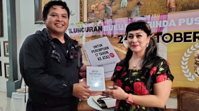 PENULIS: Rinda Puspasari, S.Pi., M.P., menyerahkan buku hasil karya keempatnya kepada salah satu awak media disela peluncuran.