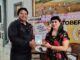 PENULIS: Rinda Puspasari, S.Pi., M.P., menyerahkan buku hasil karya keempatnya kepada salah satu awak media disela peluncuran.