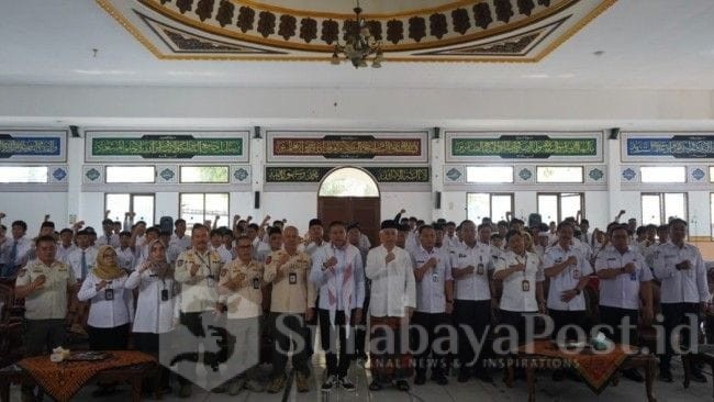 Wali Kota Malang Wahyu Hidayat dengan narasumber dan para siswa dalam program Satpol PP Goes to School, Rabu (14/10/2026) di Pondok Pesantren Bahrul Maghfiroh. (Foto: istimewa)