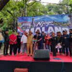 Ketua Gabungan Ormas Nusantara Bersatu, Lucky Handri menyerahkan berkas Deklarasi kepada Ade Herawanto mewakili Aremania.