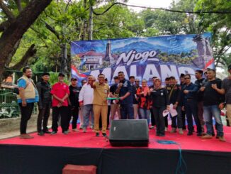 Ketua Gabungan Ormas Nusantara Bersatu, Lucky Handri menyerahkan berkas Deklarasi kepada Ade Herawanto mewakili Aremania.