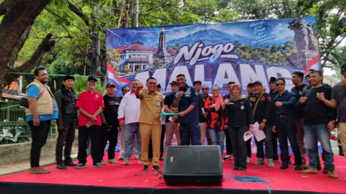 Ketua Gabungan Ormas Nusantara Bersatu, Lucky Handri menyerahkan berkas Deklarasi kepada Ade Herawanto mewakili Aremania.