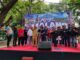 Ketua Gabungan Ormas Nusantara Bersatu, Lucky Handri menyerahkan berkas Deklarasi kepada Ade Herawanto mewakili Aremania.