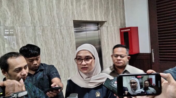 Ketua DPRD Kota Malang, Amithya Ratnanggani Sirraduhita memberikan keterangan kepada wartawan usai Rapat Paripurna, Selasa (27/10/2026).